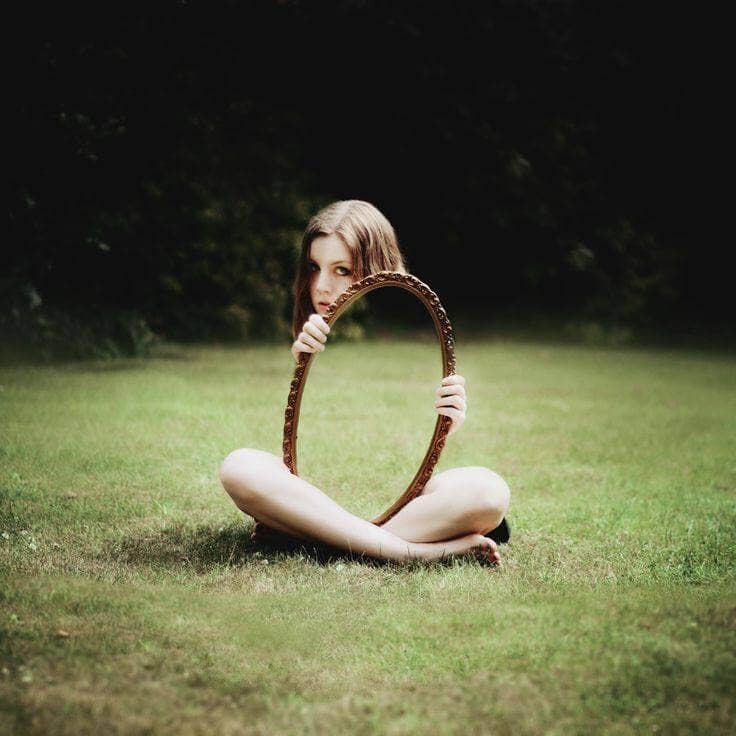 Perempuan Bertubuh Cermin